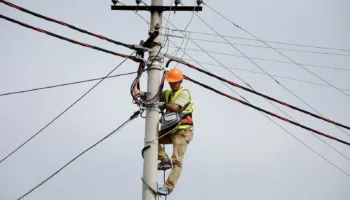 Flakët përpijnë kabinën elektrike në Fier, ndërpritet energjia në zonë