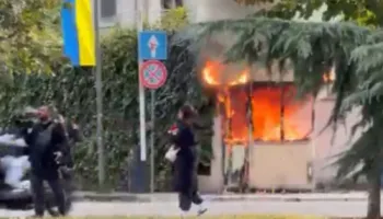 Flakët pranë ish-ambasadës ruse, digjet kabina e rojës gjatë protestës