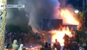 Flakët rikthehen në bulevard, digjet një tjetër kioskë në Tiranë