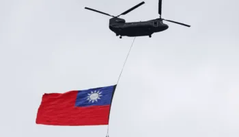 Flamuri gjigant i Tajvanit valëvitet nga helikopteri për ditën kombëtare, sfidon Pekinin