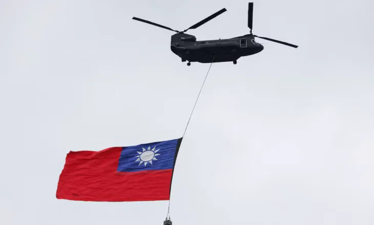 Flamuri gjigant i Tajvanit valëvitet nga helikopteri për ditën kombëtare, sfidon Pekinin