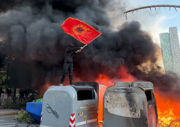 Flamuri i UÇK-së valëvitet në protestë, Organizata e Veteranëve: Simboli i lirisë nuk mund të lidhet me shkatërrimin