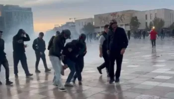 FNSH futet në sheshin “Skënderbej”, përplasje të forta, goditet edhe me plumba gome