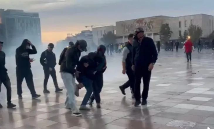 FNSH futet në sheshin “Skënderbej”, përplasje të forta, goditet edhe me plumba gome