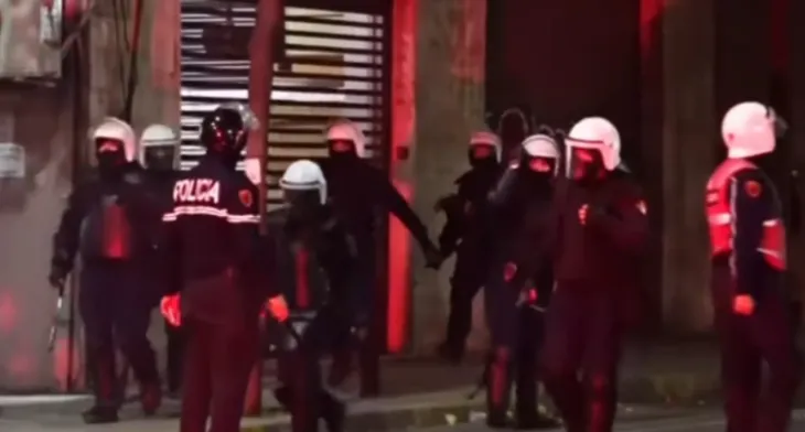 FNSH në çdo rrugë të Tiranës, arrestime në masë