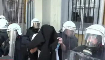 Forcat speciale mbështesin një të ri pas murit të Ministrisë, më pas e shoqërojnë