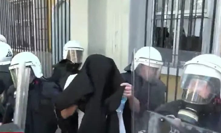 Forcat speciale mbështesin një të ri pas murit të Ministrisë, më pas e shoqërojnë