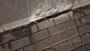 FOTO / Dhunohet pllaka e dëshmorit të 21 Janarit, Balla akuza Berishës: Nuk paske asnjë kod njerëzor!