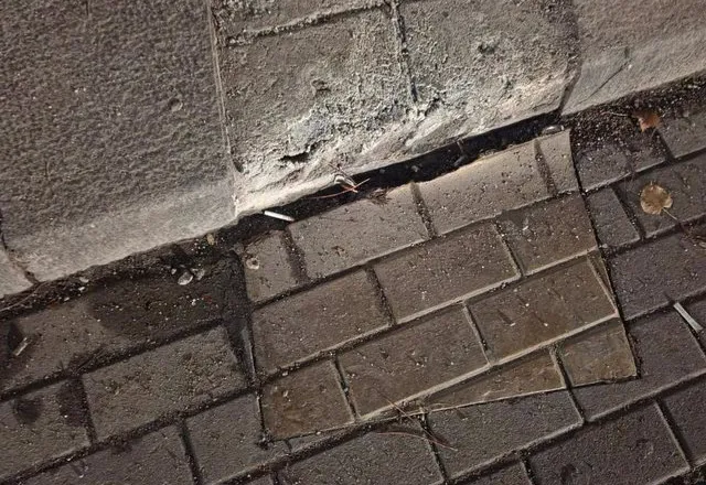 FOTO / Dhunohet pllaka e dëshmorit të 21 Janarit, Balla akuza Berishës: Nuk paske asnjë kod njerëzor!