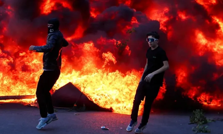 FOTO/ Gazeta gjermane BILD: Protestuesit i vënë flakën Tiranës, kërkohet dorëheqja e Edi Ramës
