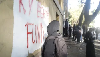FOTO/ Grafitet e protestës, të rinjtë shkruajnë mesazhe për Ramën