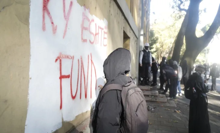 FOTO/ Grafitet e protestës, të rinjtë shkruajnë mesazhe për Ramën