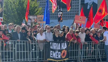 FOTO/ ”Jo në emrin tim”, mbahet protesta masive në zemër të Prishtinës: Të lirohet ish-krerët e UÇK-së