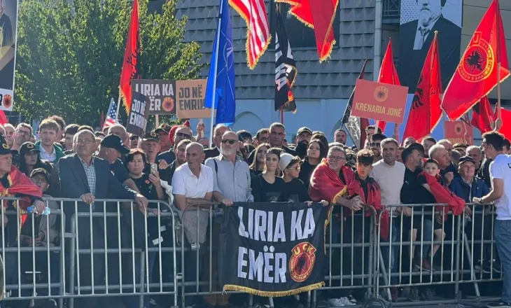FOTO/ ”Jo në emrin tim”, mbahet protesta masive në zemër të Prishtinës: Të lirohet ish-krerët e UÇK-së