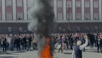 FOTO-LAJM/ Gjëmim daulleje, valle tropojane dhe thirrje për revolucion, mbështetësit e PD-së kërcejnë rreth zjarrit para Kryeministrisë