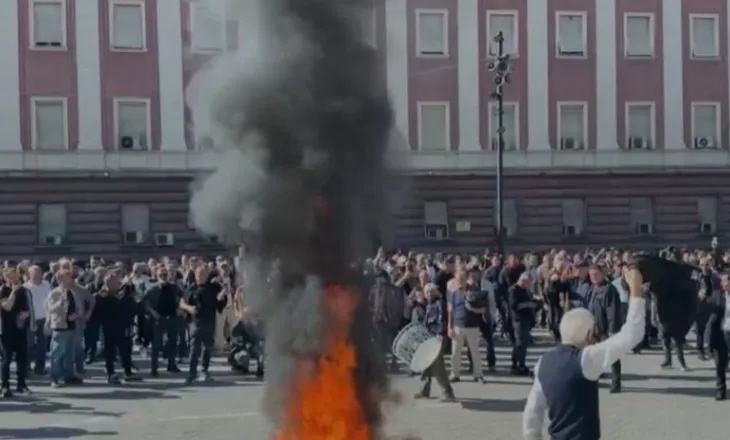 FOTO-LAJM/ Gjëmim daulleje, valle tropojane dhe thirrje për revolucion, mbështetësit e PD-së kërcejnë rreth zjarrit para Kryeministrisë