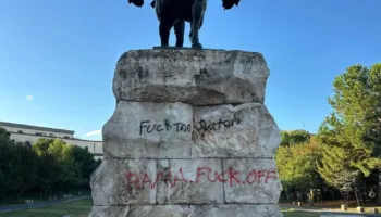 FOTO-LAJM/ Vandalët përdhosin monumentin e Skënderbeut në qendër të Tiranës!