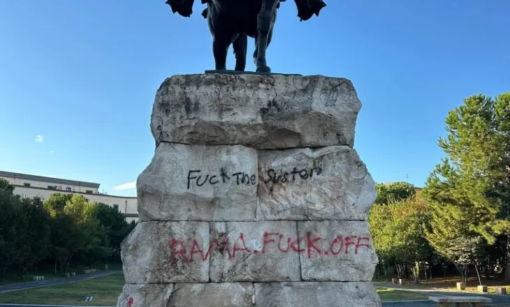 FOTO-LAJM/ Vandalët përdhosin monumentin e Skënderbeut në qendër të Tiranës!