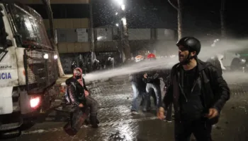 FOTO/ Mercenarët e Ramës sulmojnë vajzat/ Shikoni çfarë rezistence në bulevard