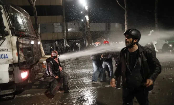 FOTO/ Mercenarët e Ramës sulmojnë vajzat/ Shikoni çfarë rezistence në bulevard