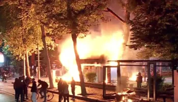 FOTO/ Në flakë edhe kioska te Tajvanit, digjen kosha në ”Rrugën e Kavajës”
