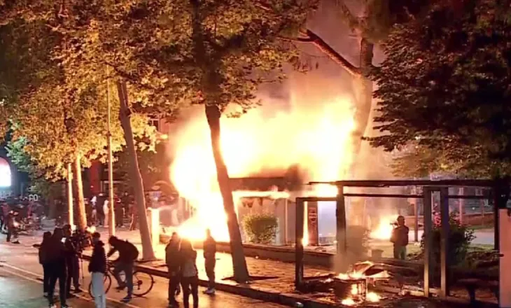 FOTO/ Në flakë edhe kioska te Tajvanit, digjen kosha në ”Rrugën e Kavajës”