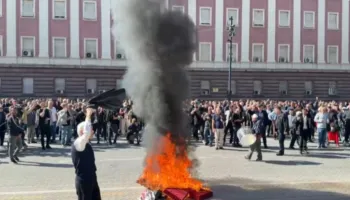 FOTO/ Nën ritmin e daulles dhe valles, deputetët dhe mbështetësit e PD-së djegin tryezën e dialogut të Ramës para Kryeministrisë!