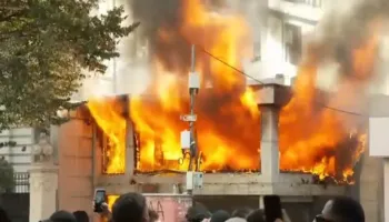 FOTO/ Nga protesta te sulmi ndaj bizneseve, persona të maskuar godasin bankën e nivelit të dytë dhe i vënë zjarrin! Rrezikohen edhe godinat e tjera pranë