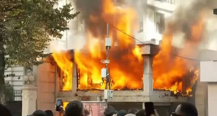 FOTO/ Nga protesta te sulmi ndaj bizneseve, persona të maskuar godasin bankën e nivelit të dytë dhe i vënë zjarrin! Rrezikohen edhe godinat e tjera pranë