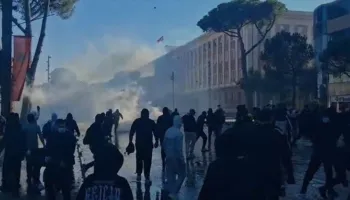 FOTO/ Plaçkitje gjatë sulmeve, turma e protestuesve të maskuar zbraz dyqanet