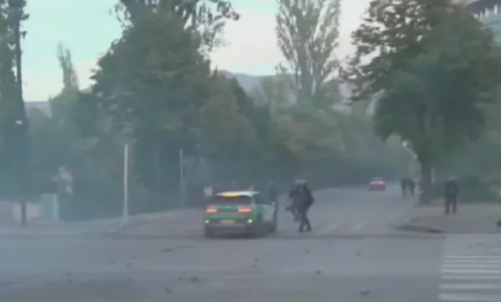 FOTO/ Policia kontrollon taksitë që kalojnë në Bulevard