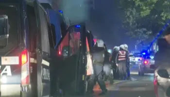 FOTO / Policia ndërhyn te Rruga e Ambasadave, tentohen dhjetëra arrestime