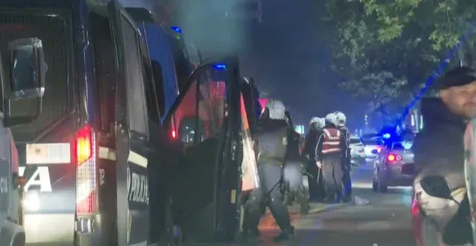 FOTO / Policia ndërhyn te Rruga e Ambasadave, tentohen dhjetëra arrestime