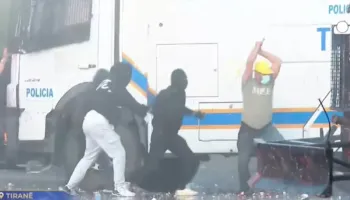 FOTO / Protestuesi dhunon me shkop druri policin, ç’po ndodh te sheshi “Skënderbej”
