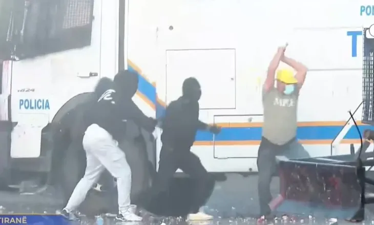 FOTO / Protestuesi dhunon me shkop druri policin, ç’po ndodh te sheshi “Skënderbej”