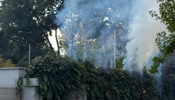 FOTO/ Protestuesit i vënë flakën murit rrethues të godinës së Autoritetit të Sigurisë Kibernetike