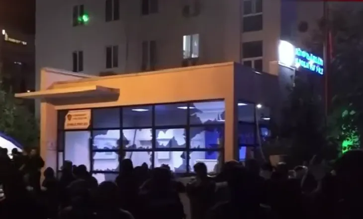 FOTO/ Protestuesit shkatërrojnë dhe i vënë flakën Komisariatit nr 2, Policia goditet me hekura