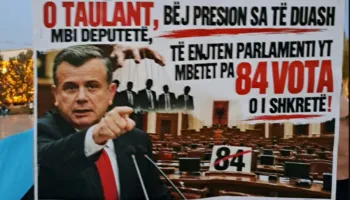 FOTO/ Qytetarët ironizojnë Ballën: O Taulant, bëj presion sa të duash, parlamenti yt mbetet pa 84 vota
