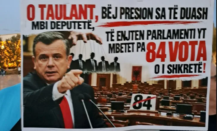 FOTO/ Qytetarët ironizojnë Ballën: O Taulant, bëj presion sa të duash, parlamenti yt mbetet pa 84 vota