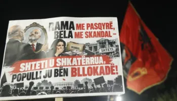 FOTO/ Qytetarët ironizojnë me pankarta: Rama me pasqyrë, Bela me skandal