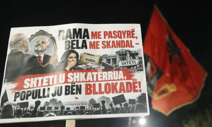 FOTO/ Qytetarët ironizojnë me pankarta: Rama me pasqyrë, Bela me skandal