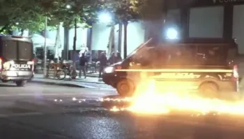 FOTO/ Sheshi ”Skënderbej” në ”shtetrrethim”, protestuesit u hedhin molotov makinave të Policisë
