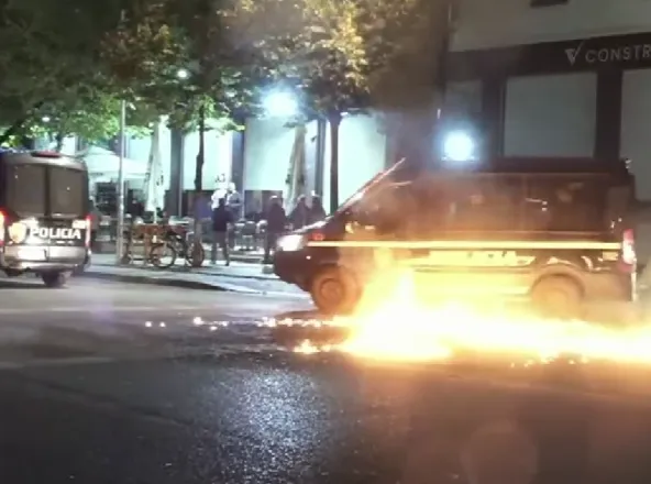 FOTO/ Sheshi ”Skënderbej” në ”shtetrrethim”, protestuesit u hedhin molotov makinave të Policisë