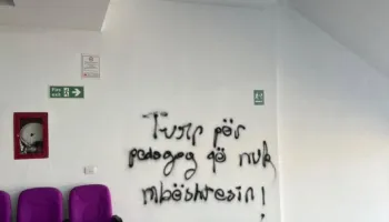 FOTO/ Studentët e Durrësit mesazhe kundër ‘grevëthyesve’: Turp për pedagogët që nuk mbështesin