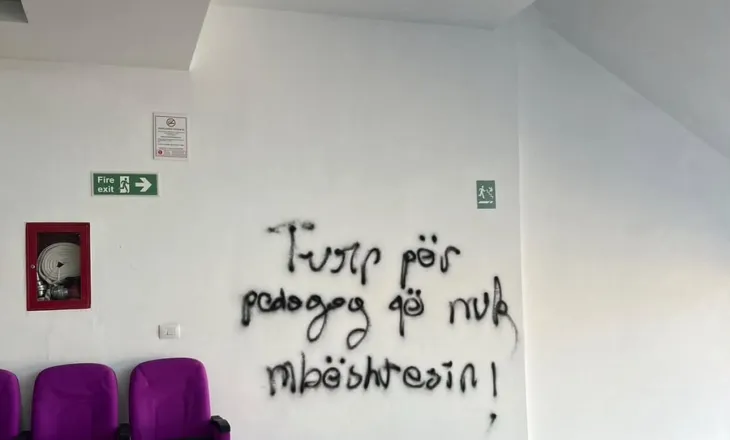 FOTO/ Studentët e Durrësit mesazhe kundër ‘grevëthyesve’: Turp për pedagogët që nuk mbështesin