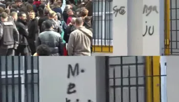 FOTO/ Studentët në protestë, shkruajnë në muret e Ministrisë së Arsimit: Duam kushte, jo pallavra