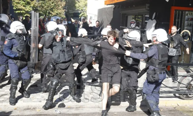 FOTO/ Trazirat në protestën e studentëve, mbi 16 persona shoqërohen në polici