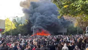 FOTO/ Tymi mbulon qendrën e Tiranës, zjarri merr përmasa të mëdha