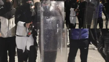 FOTO/ U përplasën te Kryeministria, të rinjtë i marrin mburojën dhe sprajin me piper policisë dhe i rrinë përballë
