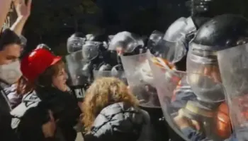 Foto/ Vajzat u bënë barrikadë, një tabor me policë kundër tyre, i lëndojnë me spraj me piper!